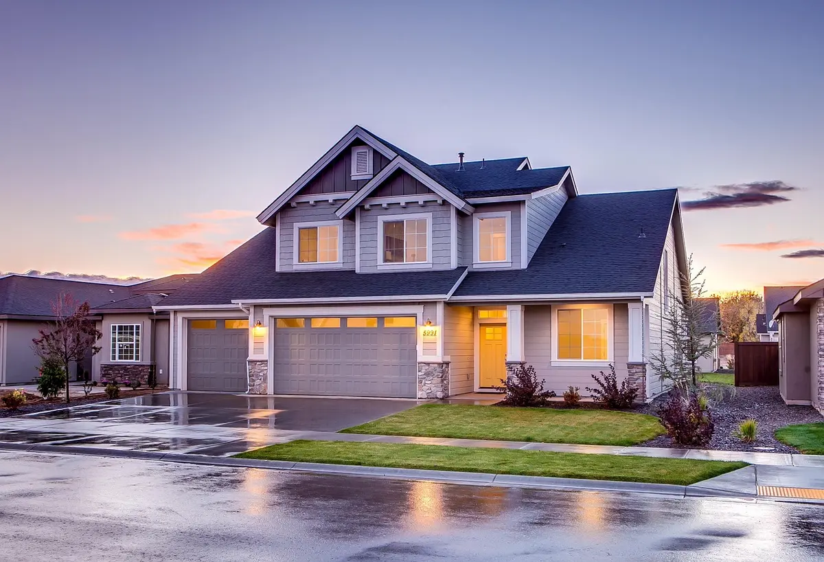 Courtier immobilier discutant d'un dossier avec des clients seniors