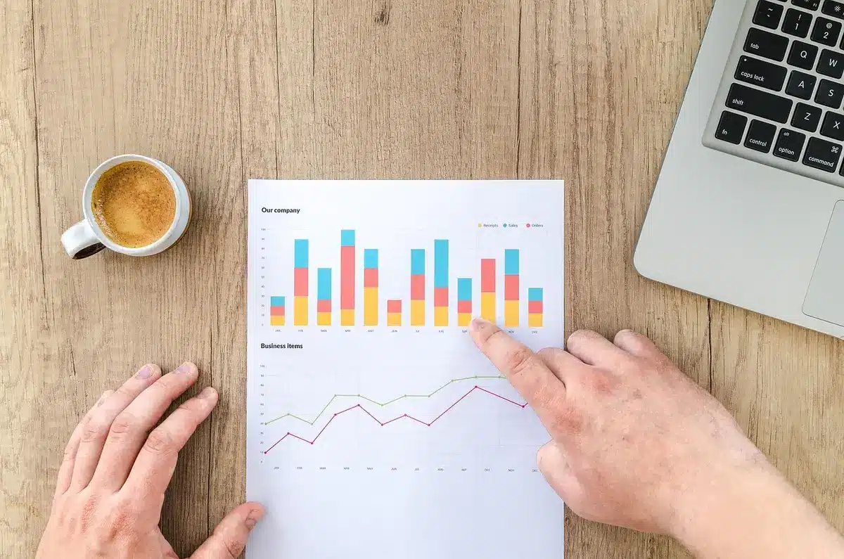 Expert-comptable et propriétaire révisant des documents sur un ordinateur portable