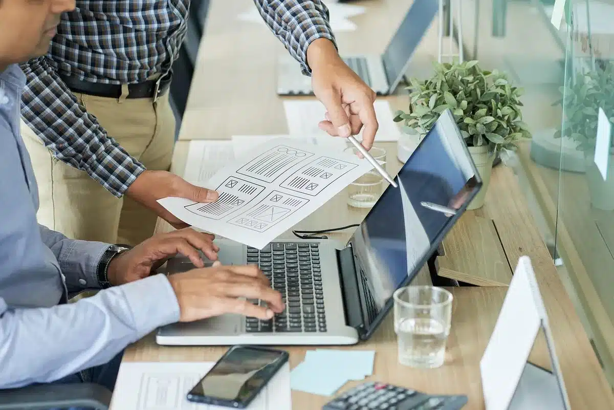 Personne consultant un site officiel sur un ordinateur portable
