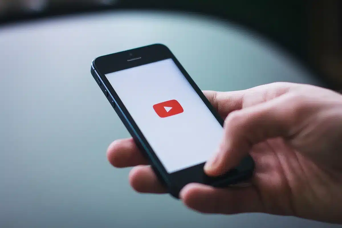 Message municipal sur smartphone annonçant l'état d'un événement local