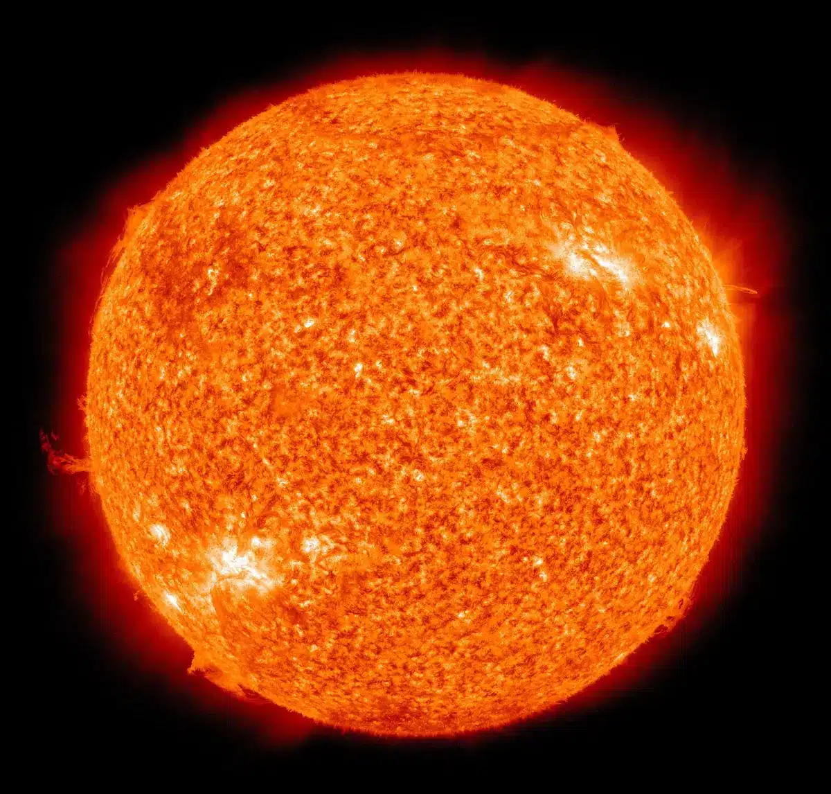 Guirlande solaire sur une rambarde de balcon avec pots, créant une ambiance douce au crépuscule