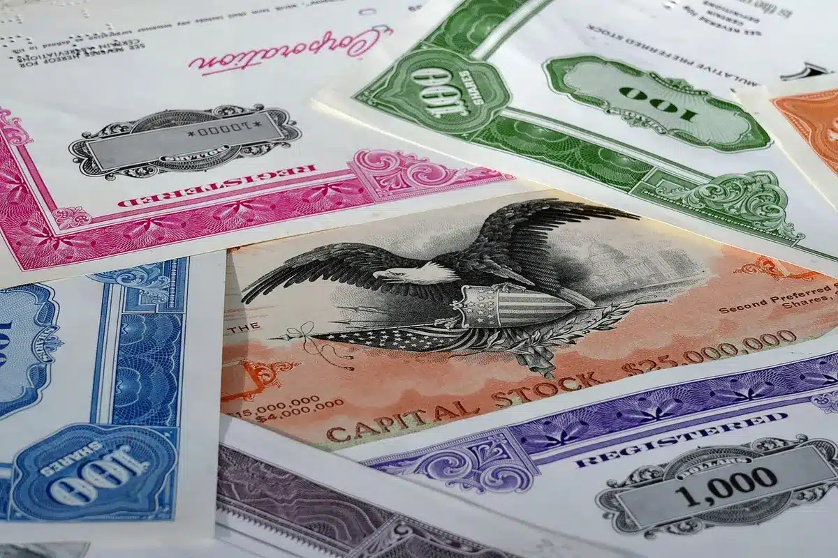 Investisseurs regardant des écrans montrant actions et courbes des taux