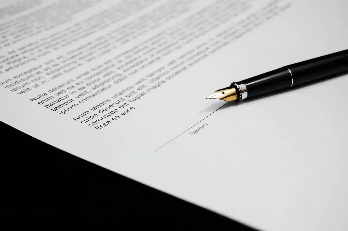 Parents signant un document relatif à l'autorité parentale