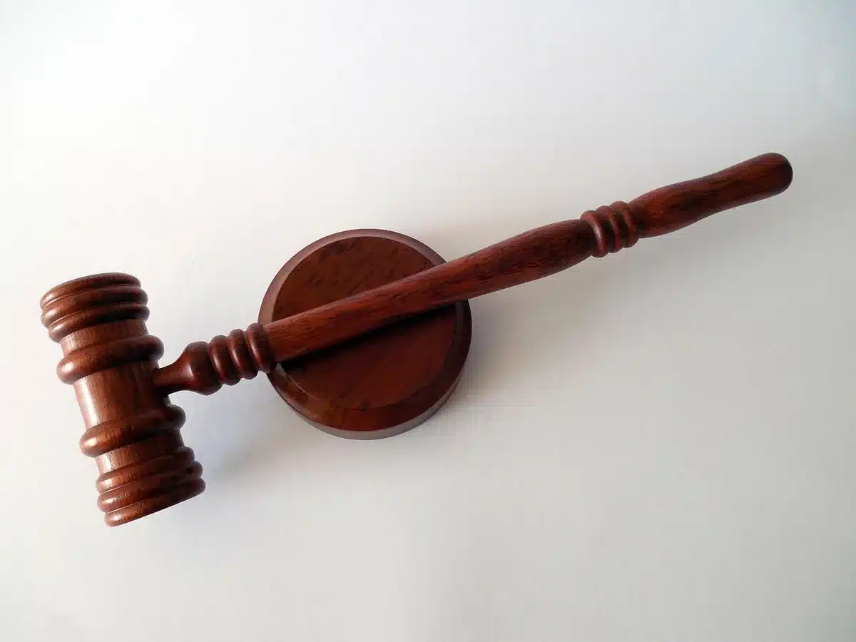 Marteau de magistrat et livre de droit symbolisant la responsabilité civile
