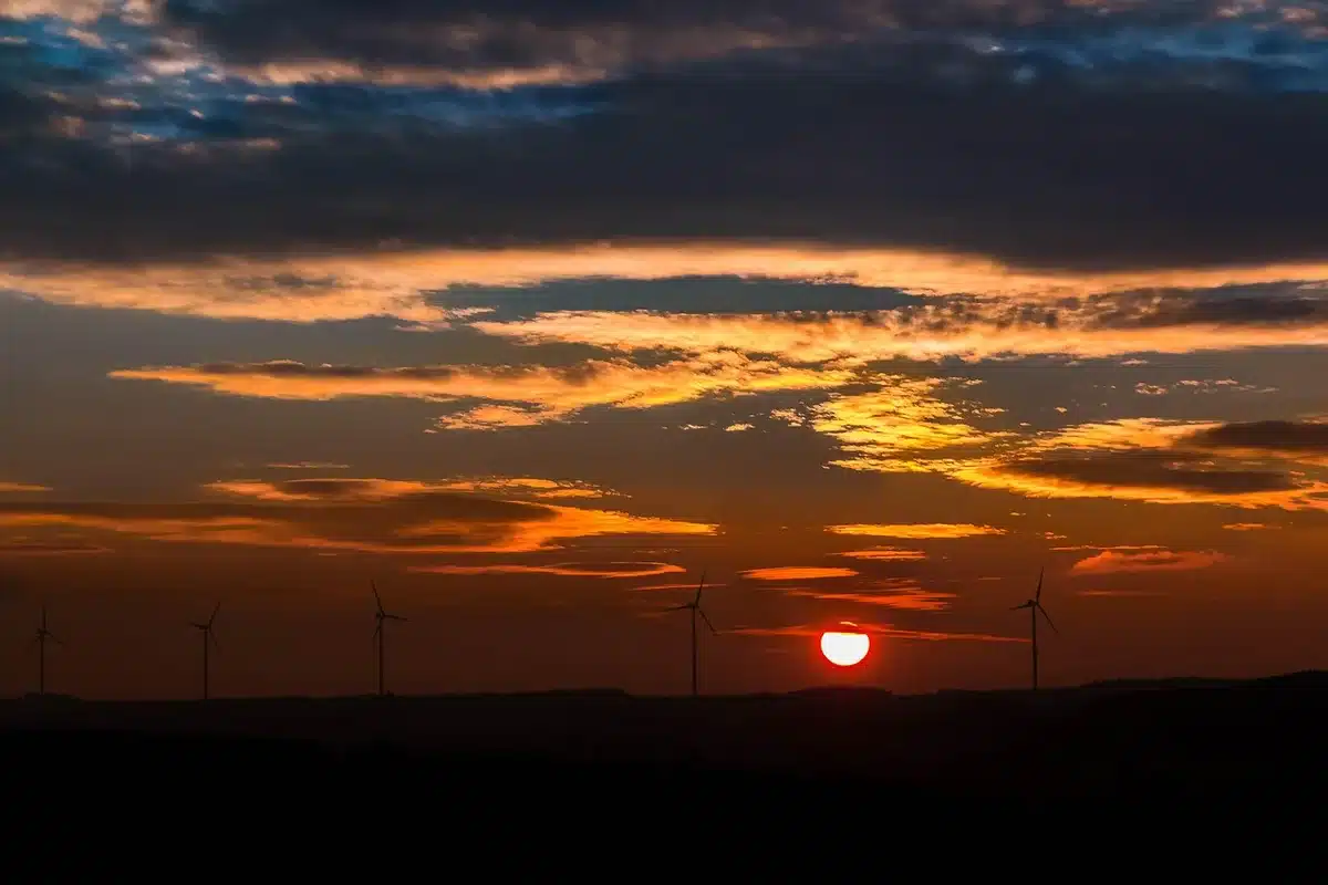 Chaîne de valeur de la transition énergétique avec panneaux solaires et usine de fabrication