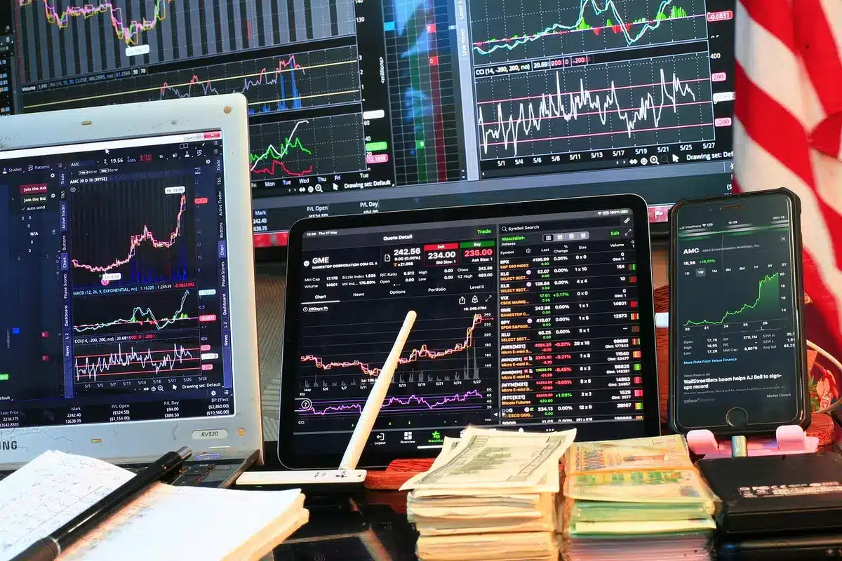 Investisseur analysant indicateurs financiers et graphiques liés aux entreprises énergétiques