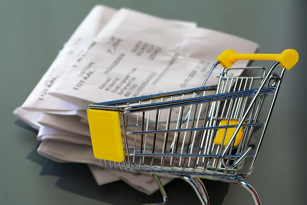 Main tenant demandant une quittance écrite posée sur un bureau