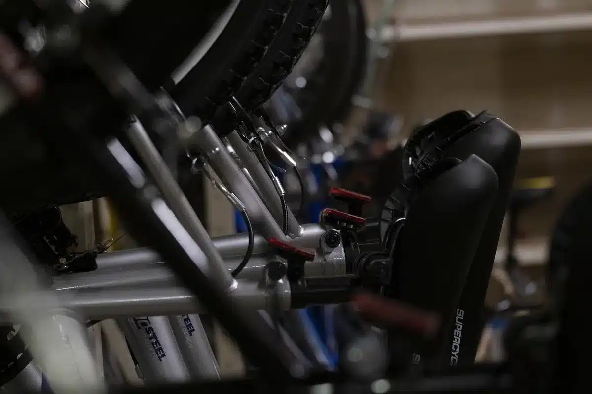 Atelier de réparation de vélos avec techniciens et pièces en arrière-plan