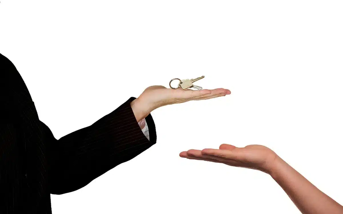 Calculatrice et contrats immobiliers sur une table pour estimer la décote d'achat