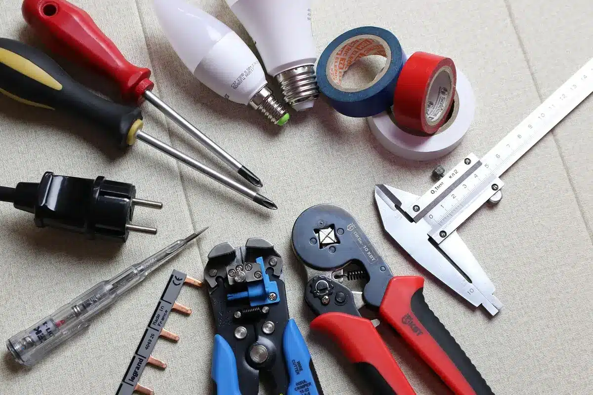 Outils et chantier illustrant travaux d'entretien versus amélioration