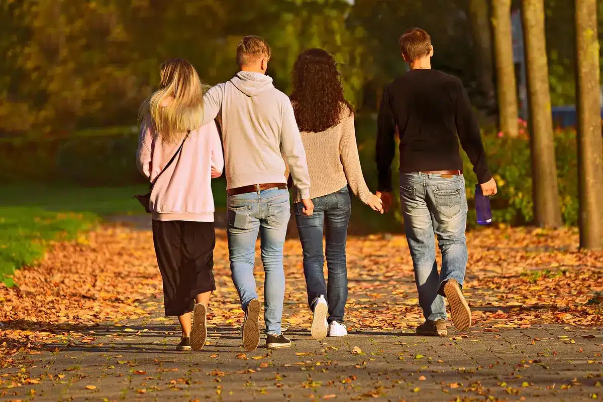 Parc urbain ensoleillé fin septembre, ambiance propice à des après‑midis doux
