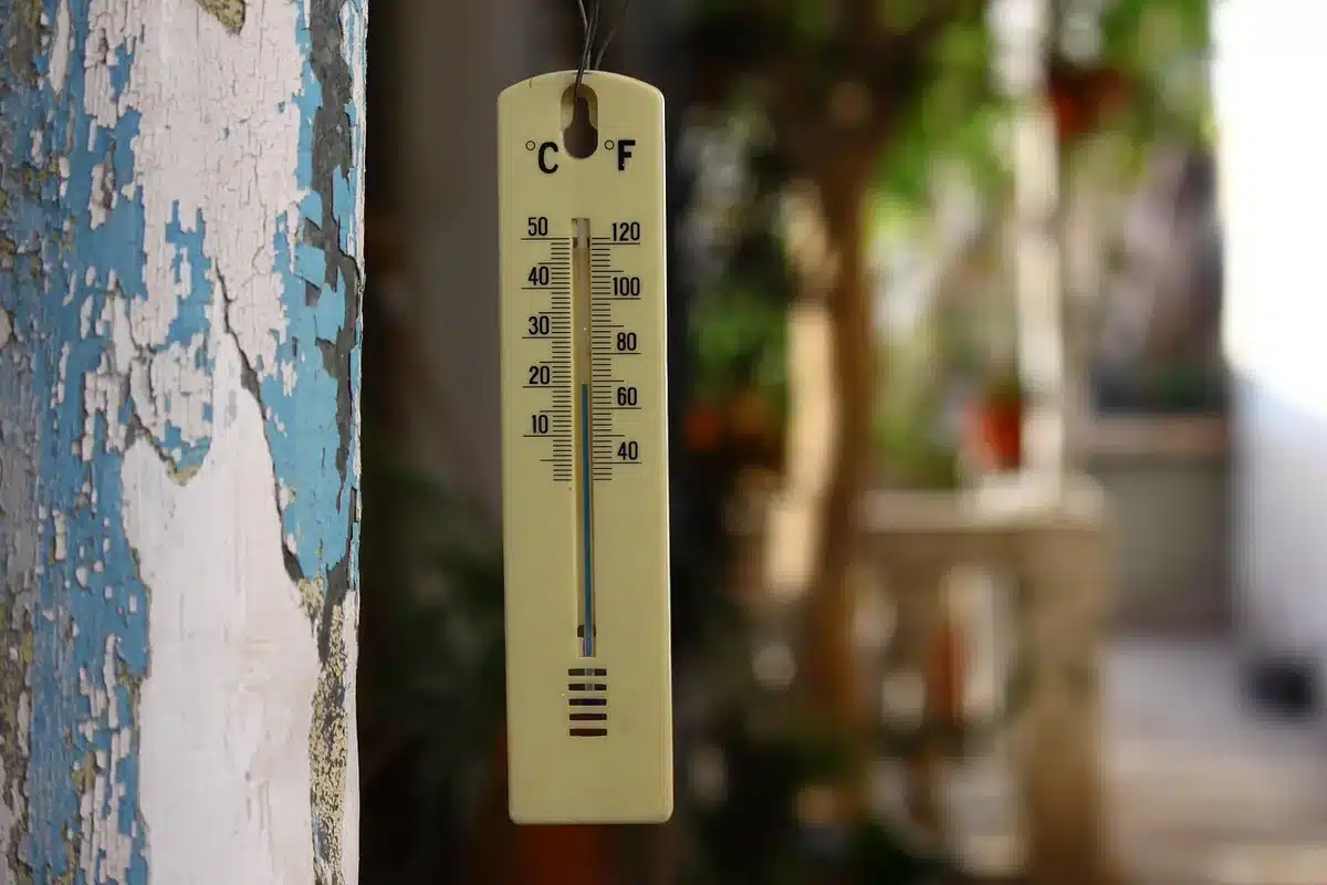 Thermomètre montrant variation de température matinée froide et après‑midi doux