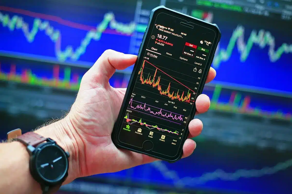 Écran montrant indices mondiaux et cartes pour illustrer les ETF MSCI World