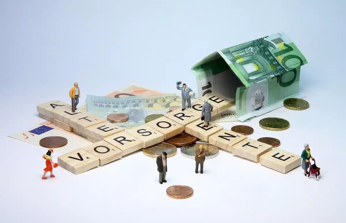Mains d'un retraité tenant un relevé de pension et calculatrice