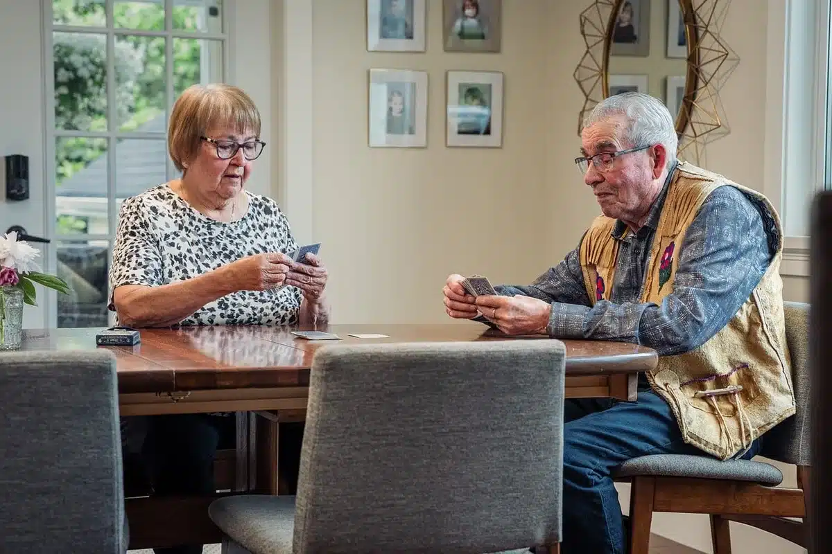 Couple de retraités anonymes consultent leurs factures à une table