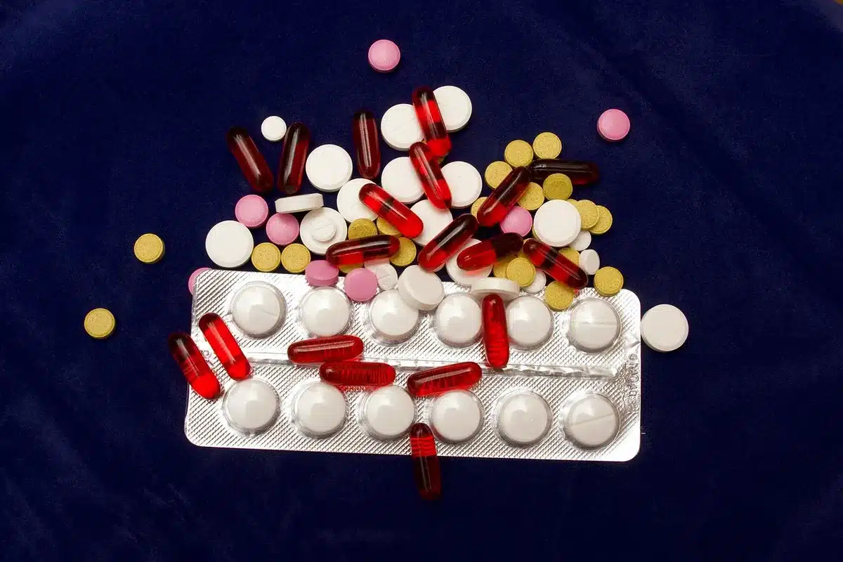 Valise près d'une porte et ordonnance sur une table, symbolisant un départ pendant un arrêt maladie