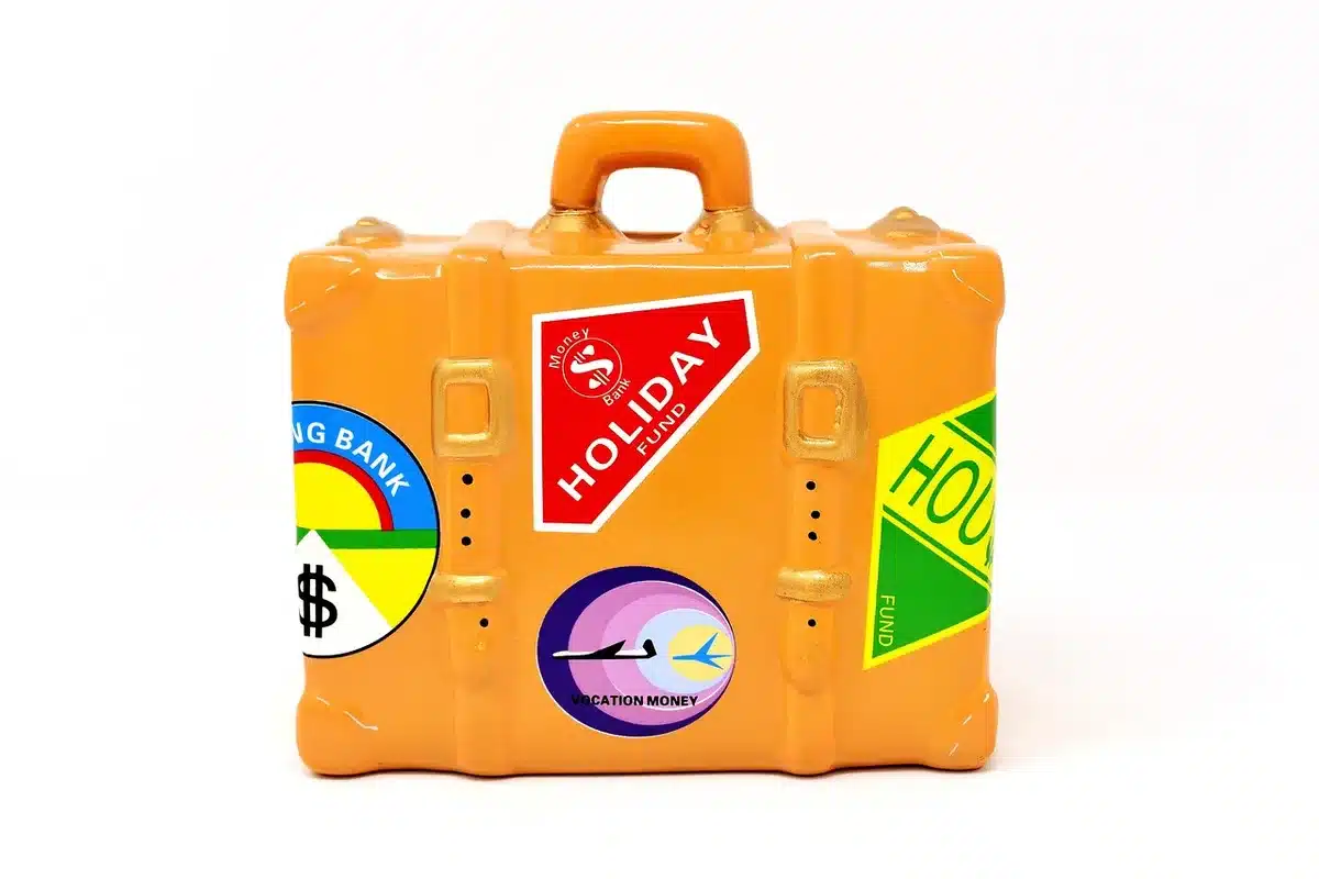 Valise vide posée sur un lit, symbolisant des vacances annulées
