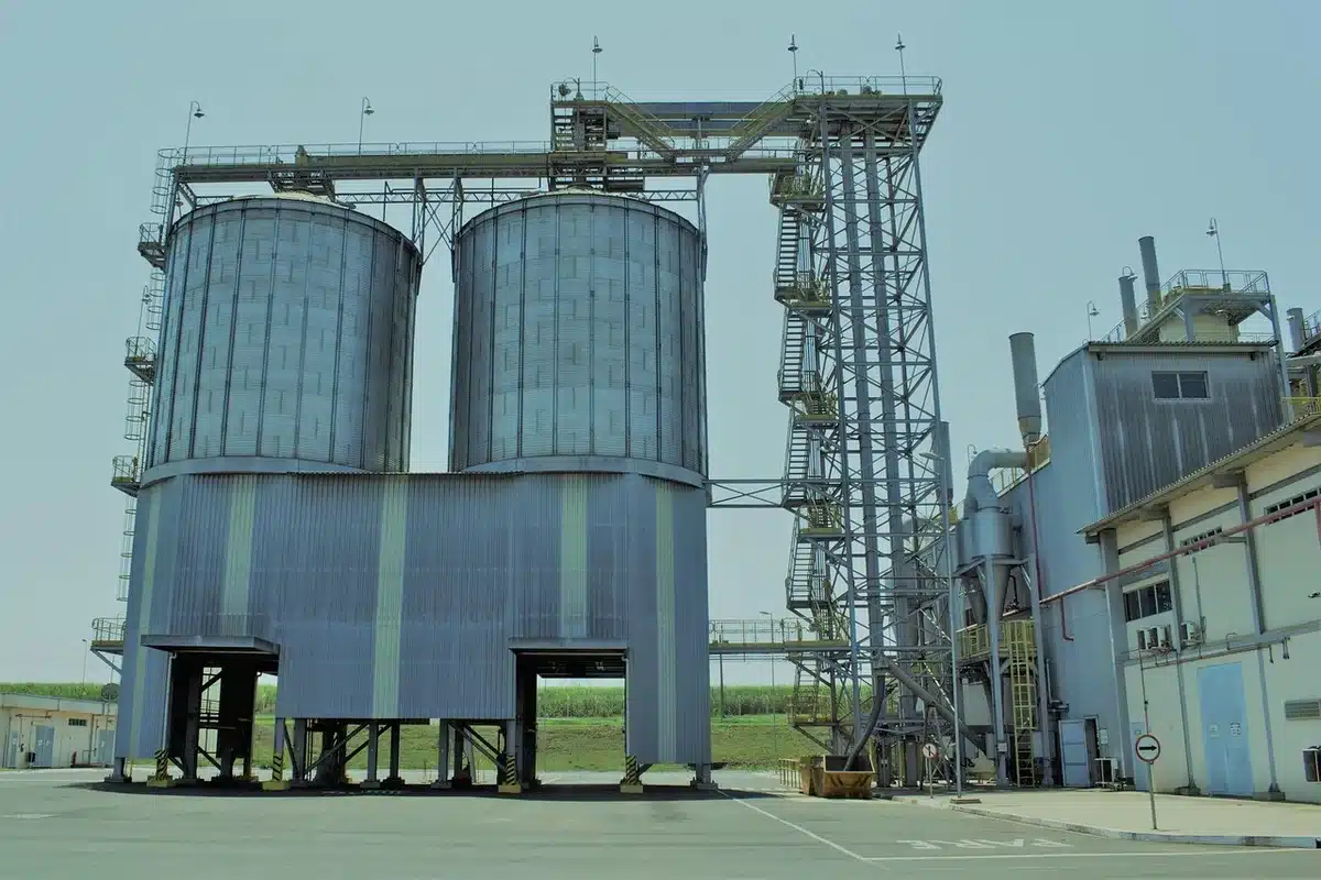Site industriel lié à la défense avec structures et équipements lourds