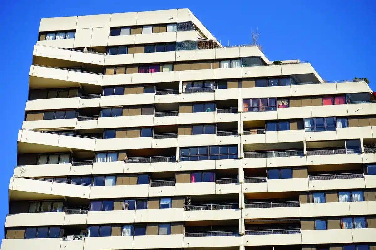 Studio étudiant avec lit et bureau montrant un logement compact et coûteux