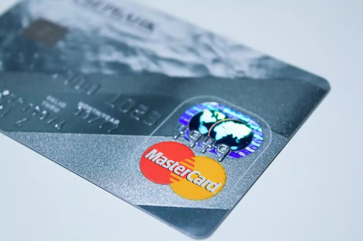 Main tenant une carte d'entreprise utilisée pour des dépenses personnelles