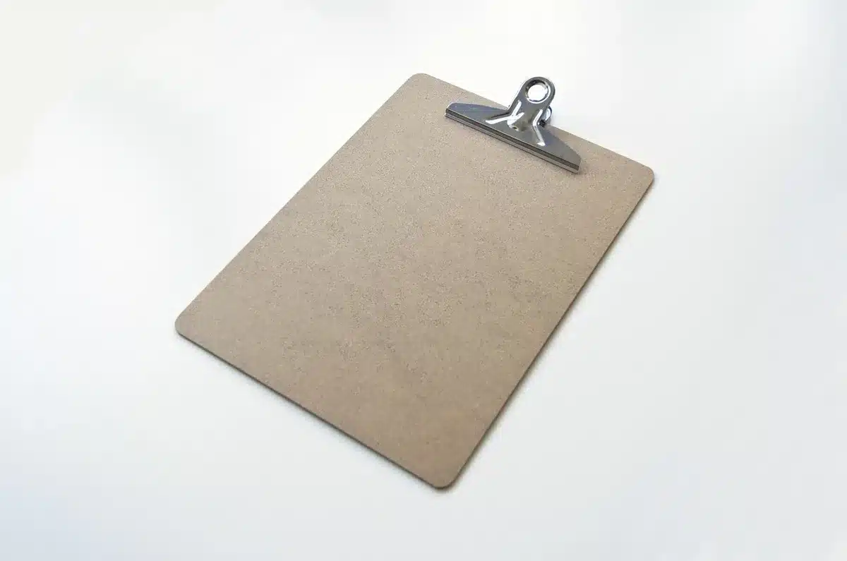 Dossier avec documents datés, notes et captures d'écran organisés