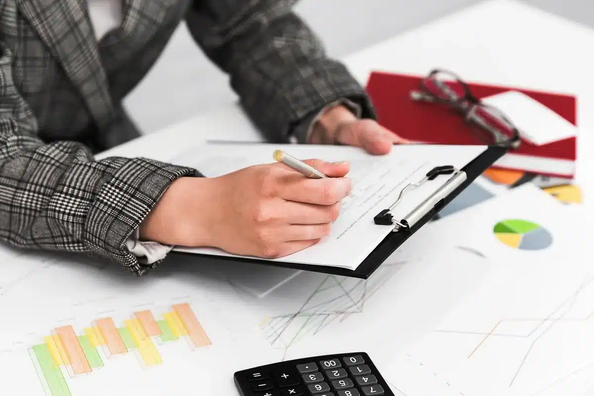 Déclaration micro‑BIC avec factures et calculatrice