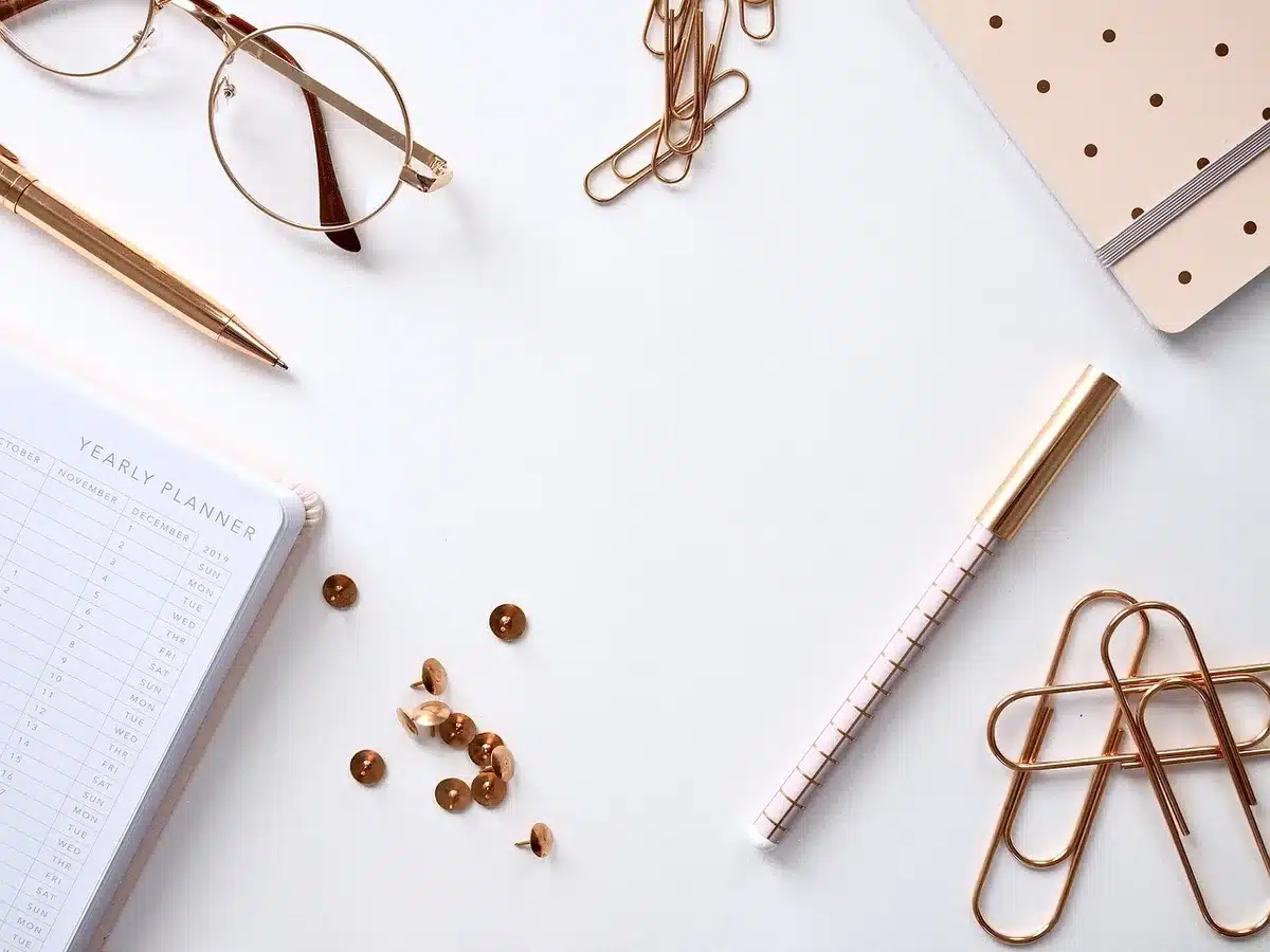Bureau d'expert‑comptable avec registres d'amortissement
