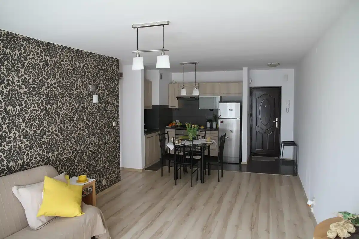 Intérieur d'un logement meublé vide avec canapé et documents sur la table