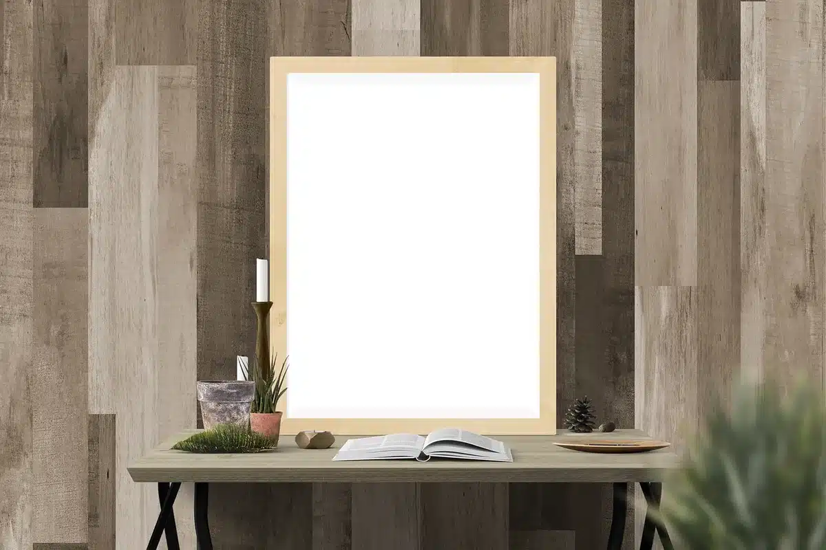 Couloir d'appartement vide avec boîte aux lettres et clés posées sur une table