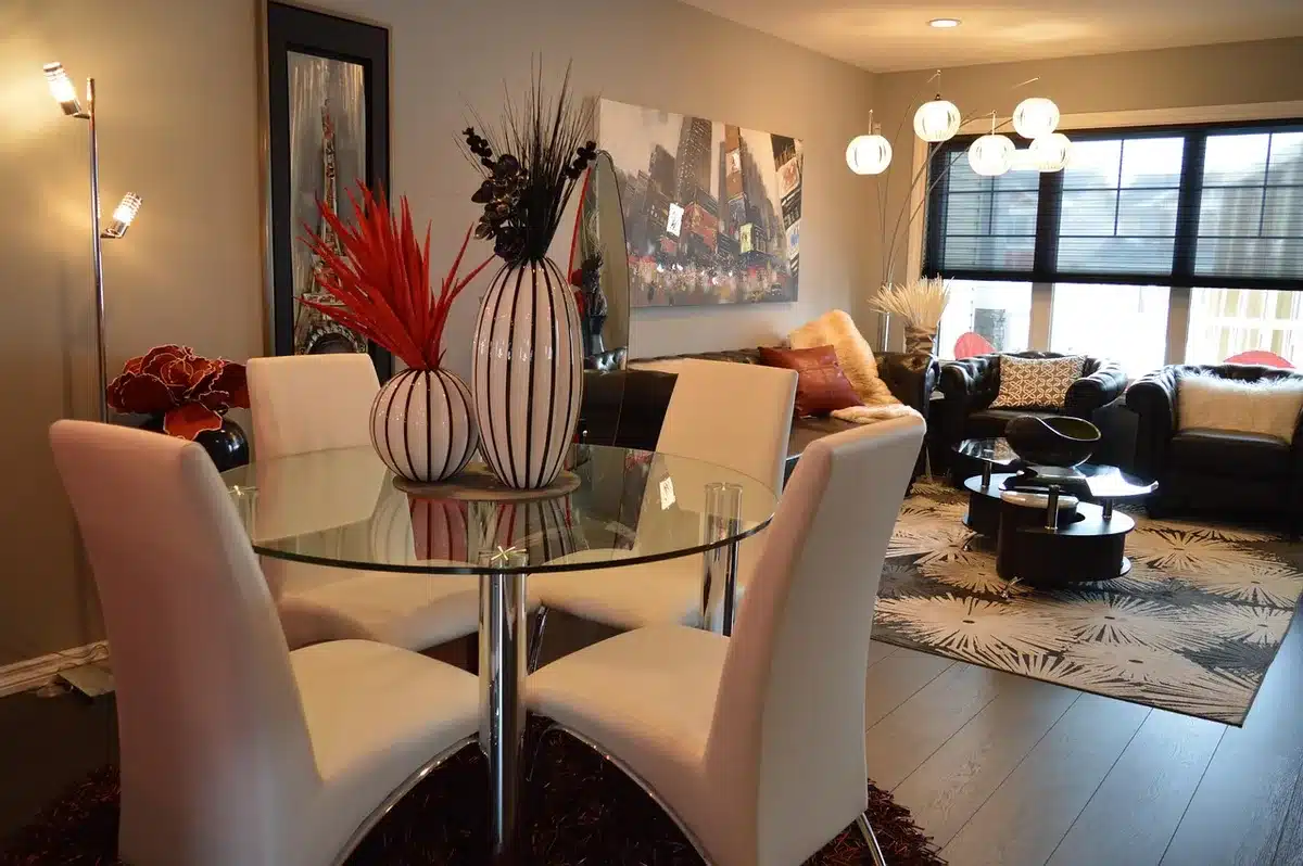 Salon vide et clés posées sur une table symbolisant l'occupation du logement familial