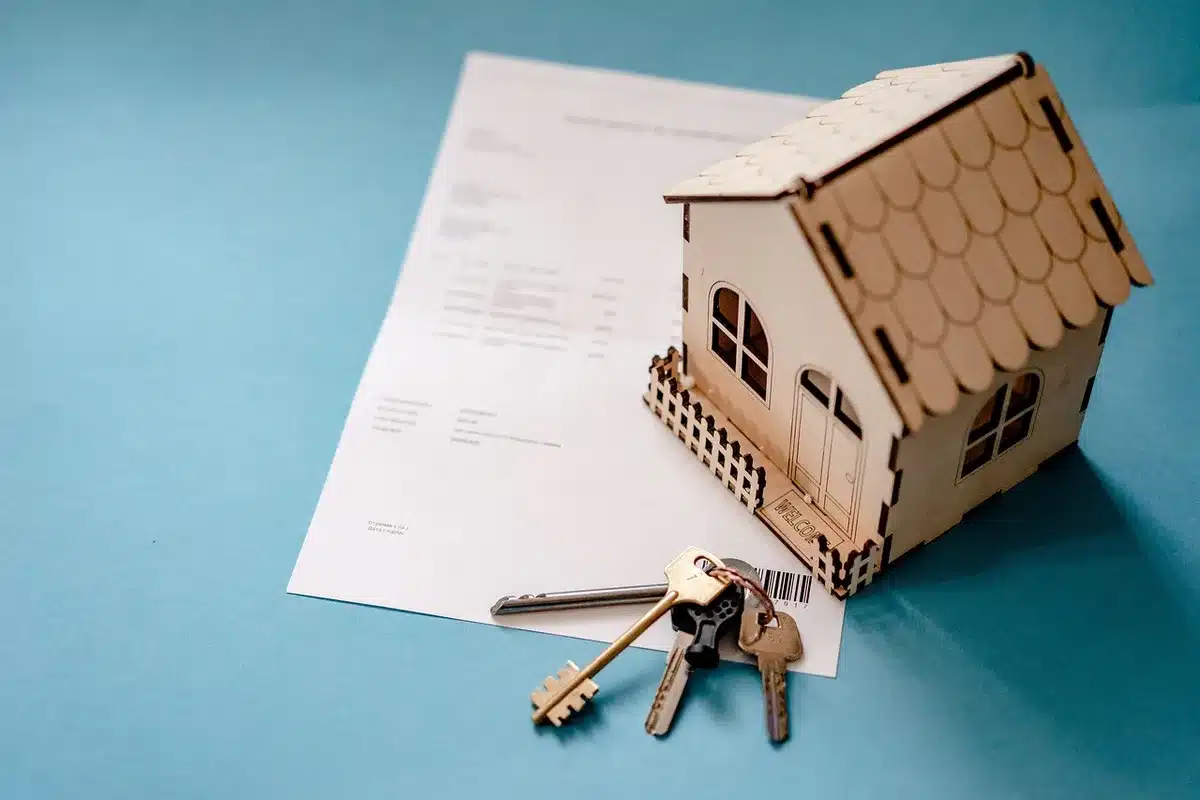 Contrat de colocation avec plusieurs signatures et mains visibles