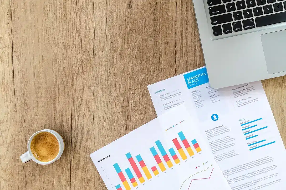 Dossier avec photos, devis et diagnostics posés sur une table