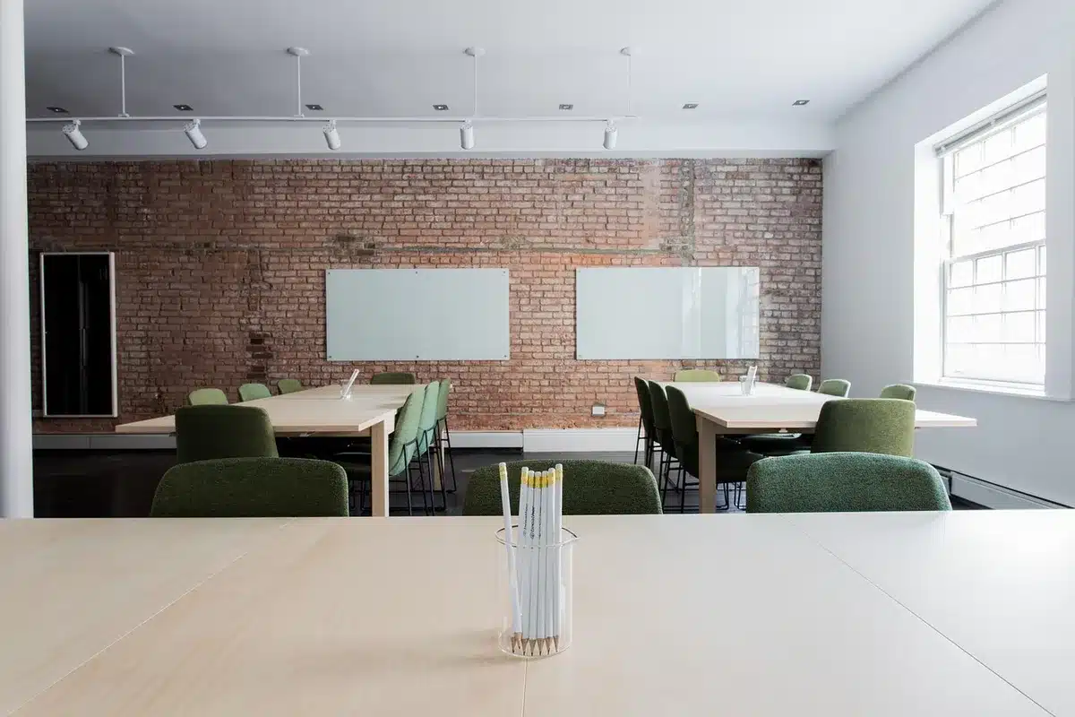 Intérieur anonyme avec mur humide et documents d'expertise sur une table