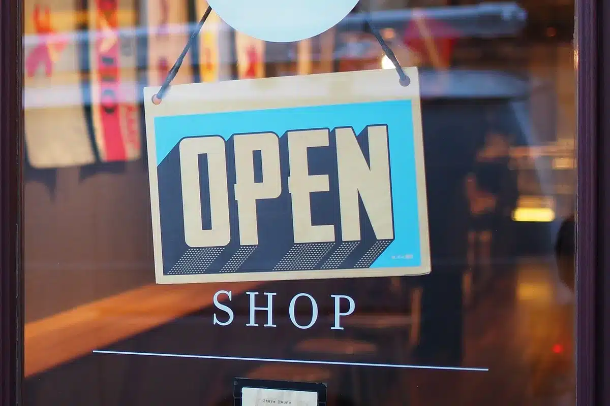 Intérieur vide d'un local commercial avec vitrine
