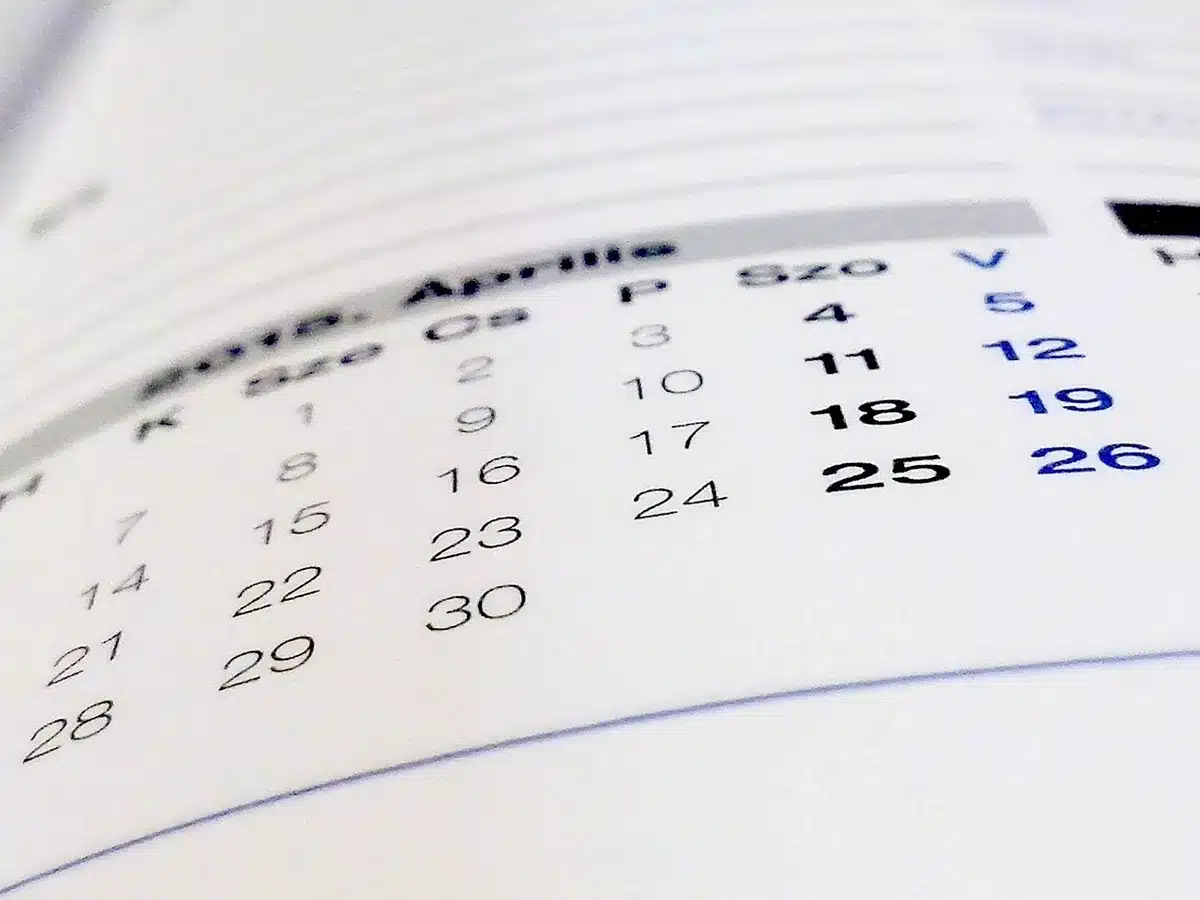 Avis d'échéance posé à côté d'un calendrier indiquant la date limite