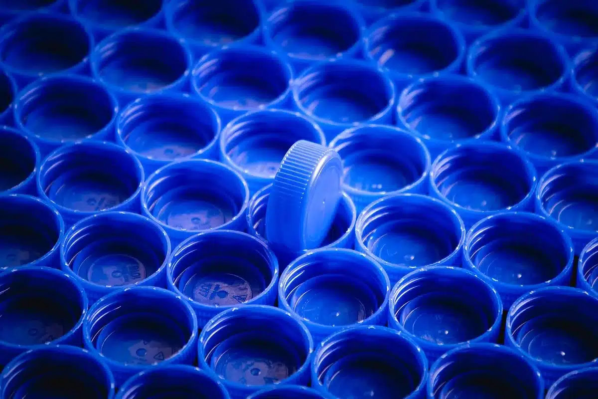 Bouteille de lessive plastique 1,5 L posée sur une étagère avec étiquette visible