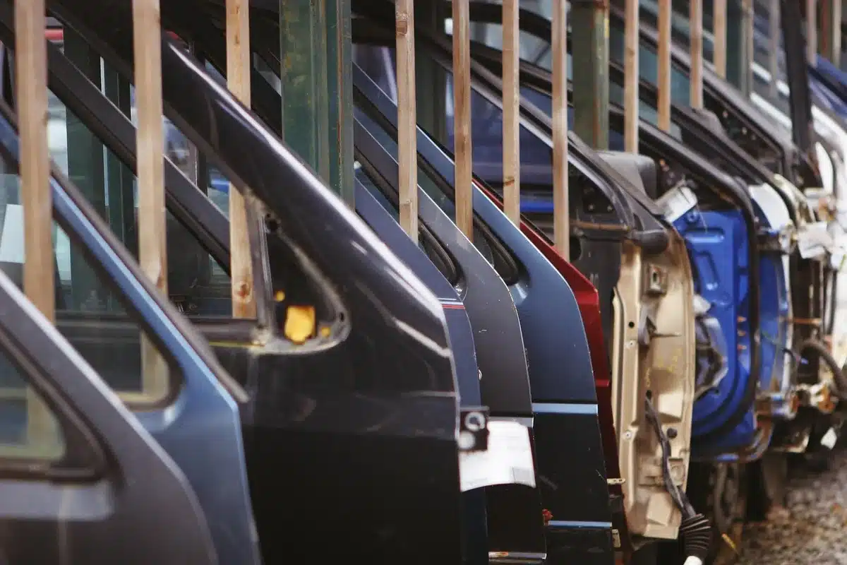 Ligne d'assemblage industrielle avec robots et ouvriers en usine