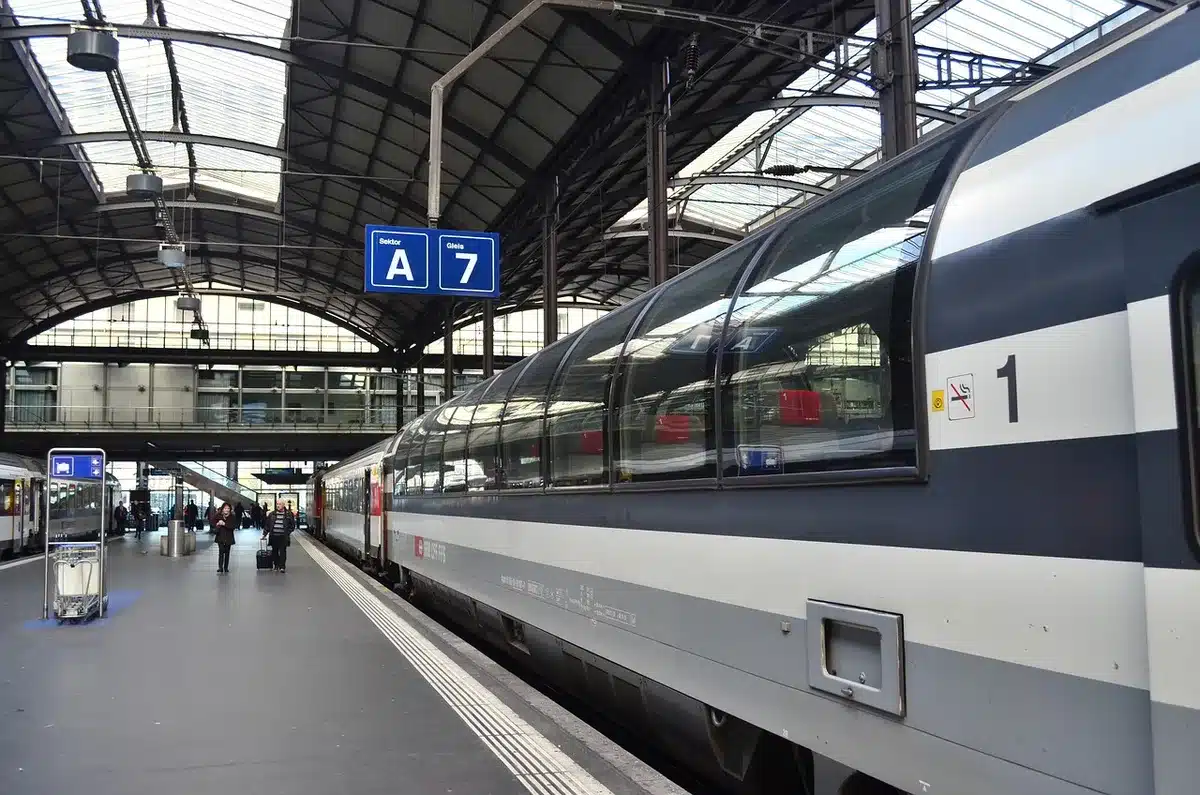 Toilettes modernes de train avec cabine propre et lavabo