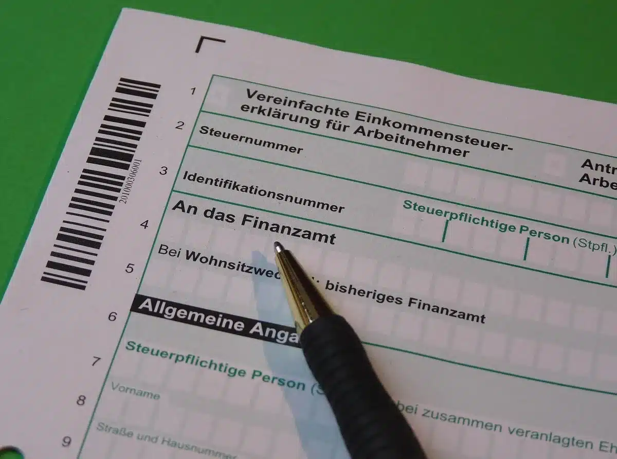 Personne consultant ses documents fiscaux sur un ordinateur