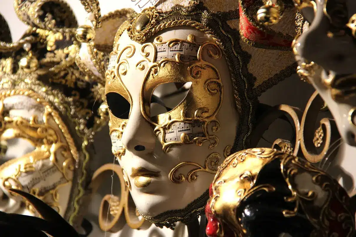 Visage dissimulé par un masque flou, symbole de dissimulation lors d'un vol