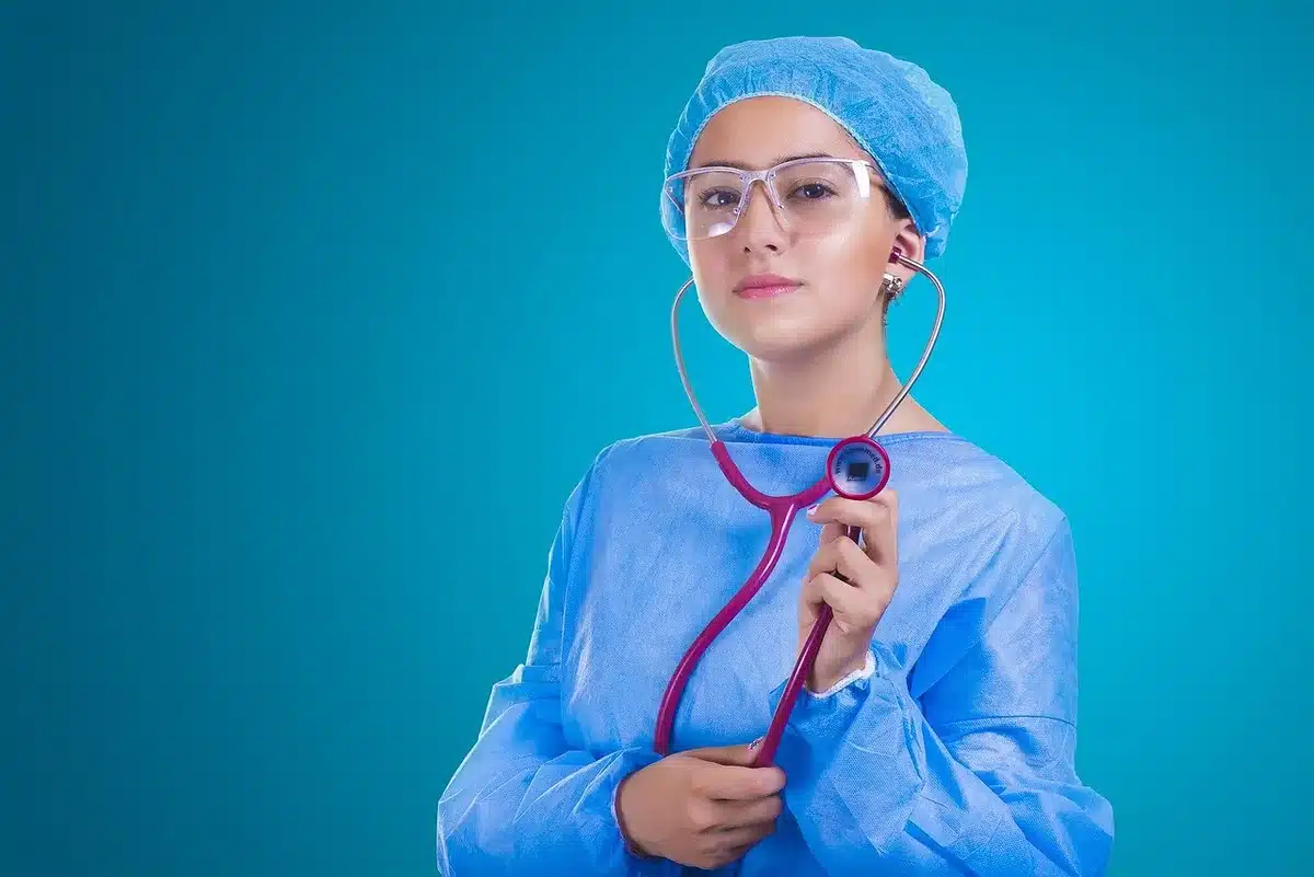 Médecin remplissant un certificat médical pour blessures