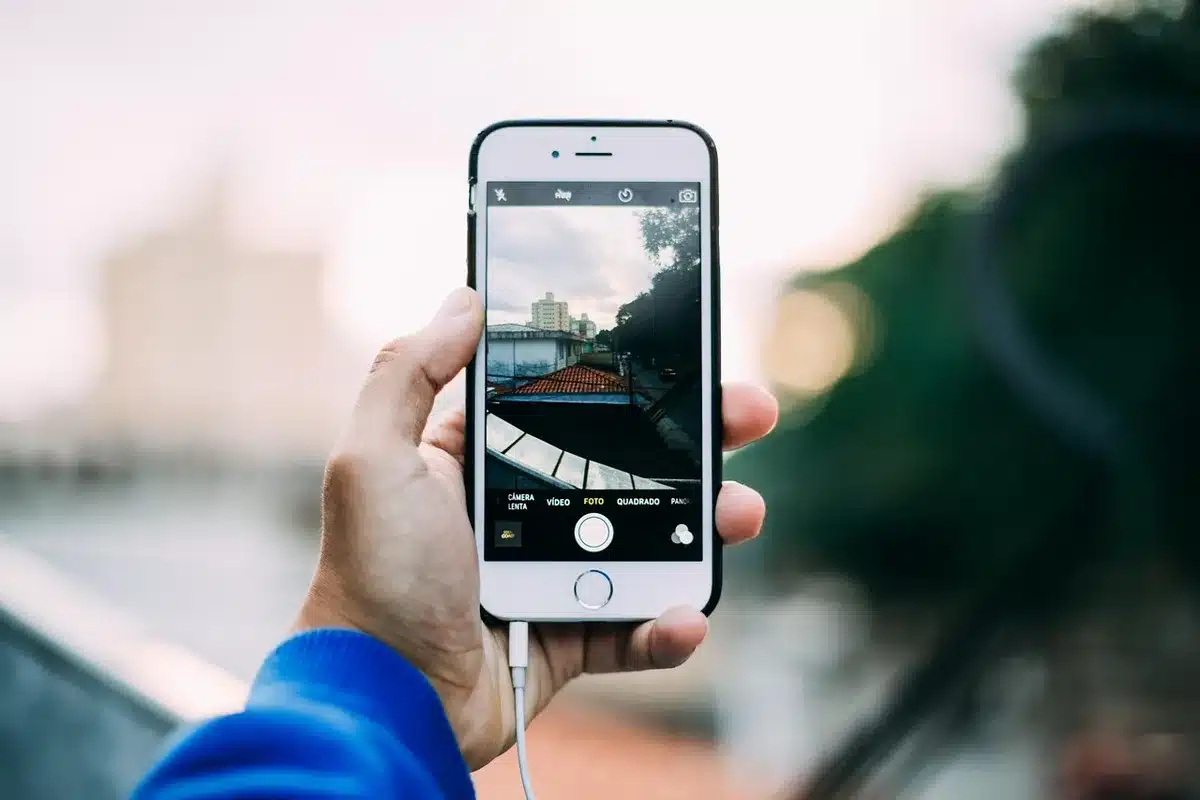 Journal d'appels sur l'écran d'un téléphone montrant appels répétés