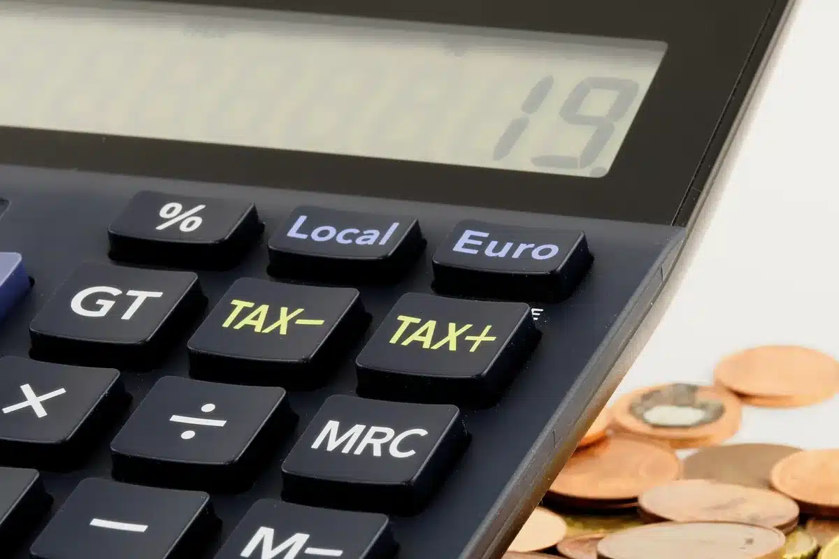 Calculatrice et documents budgétaires sur un bureau