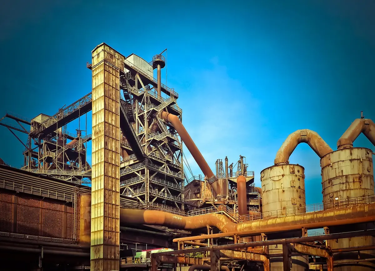 Techniciens en formation près d'une chaîne d'assemblage en usine
