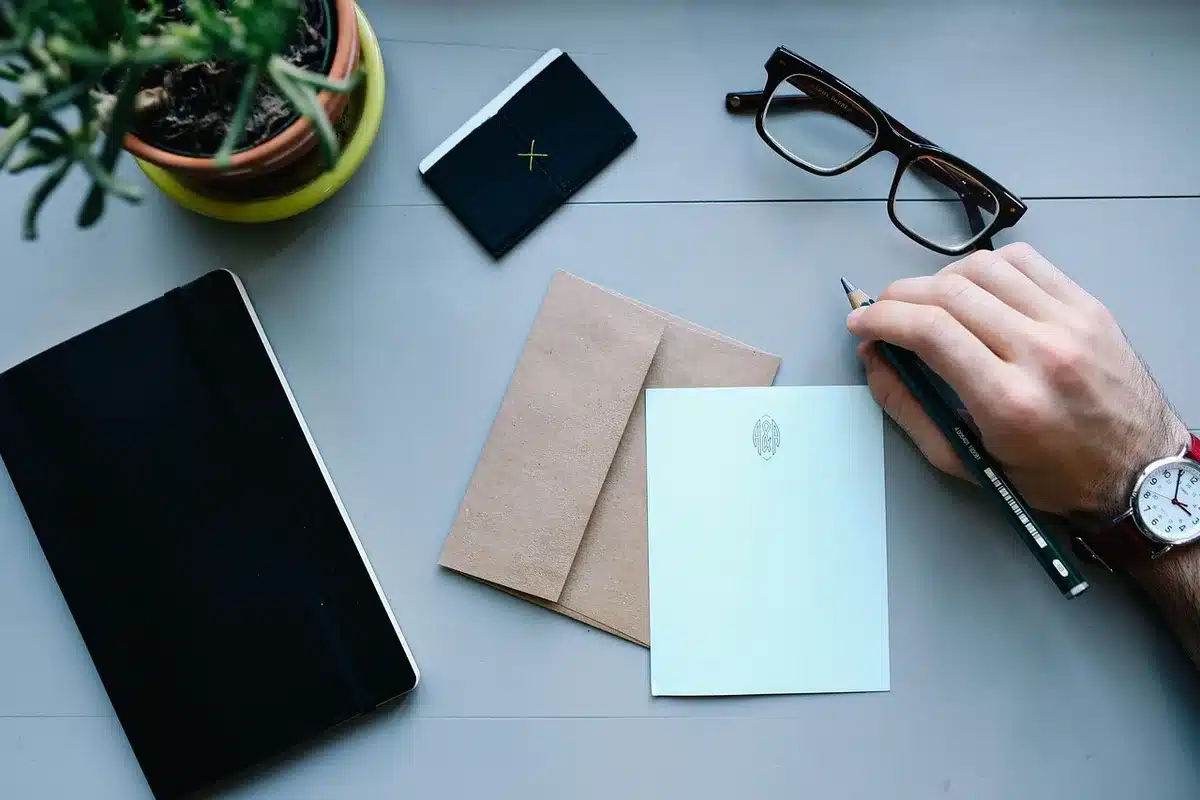Pile de documents et checklist pour changements de situation personnelle