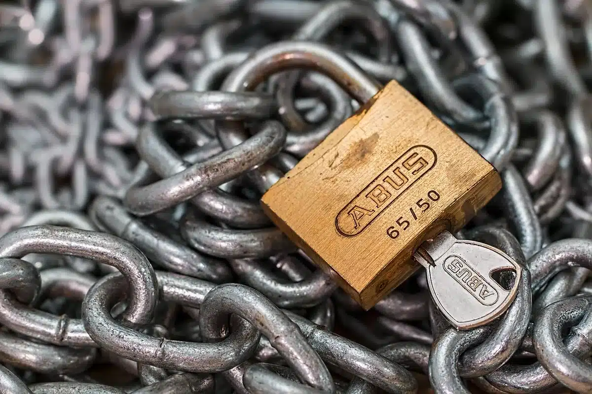 Main vérifiant une porte fermée et une liste de contrôle