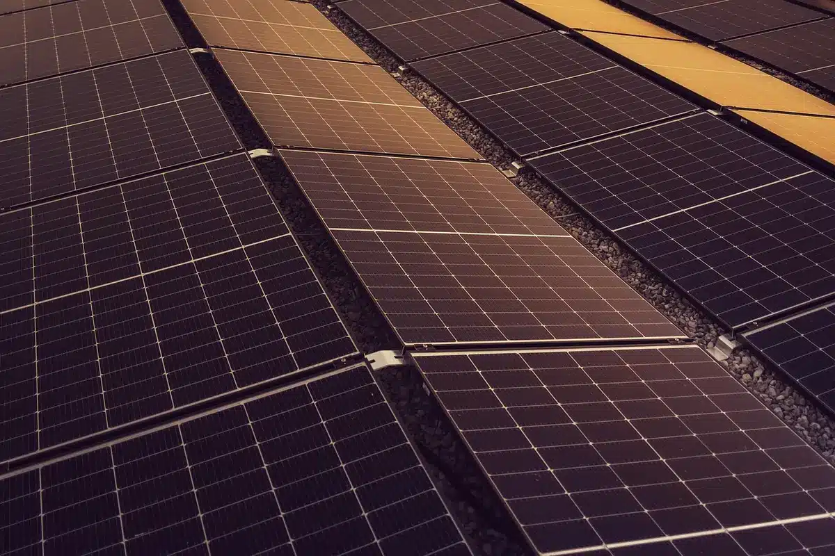 Document officiel et radiateur électrique posé sur une table, illustrant le plan gouvernemental