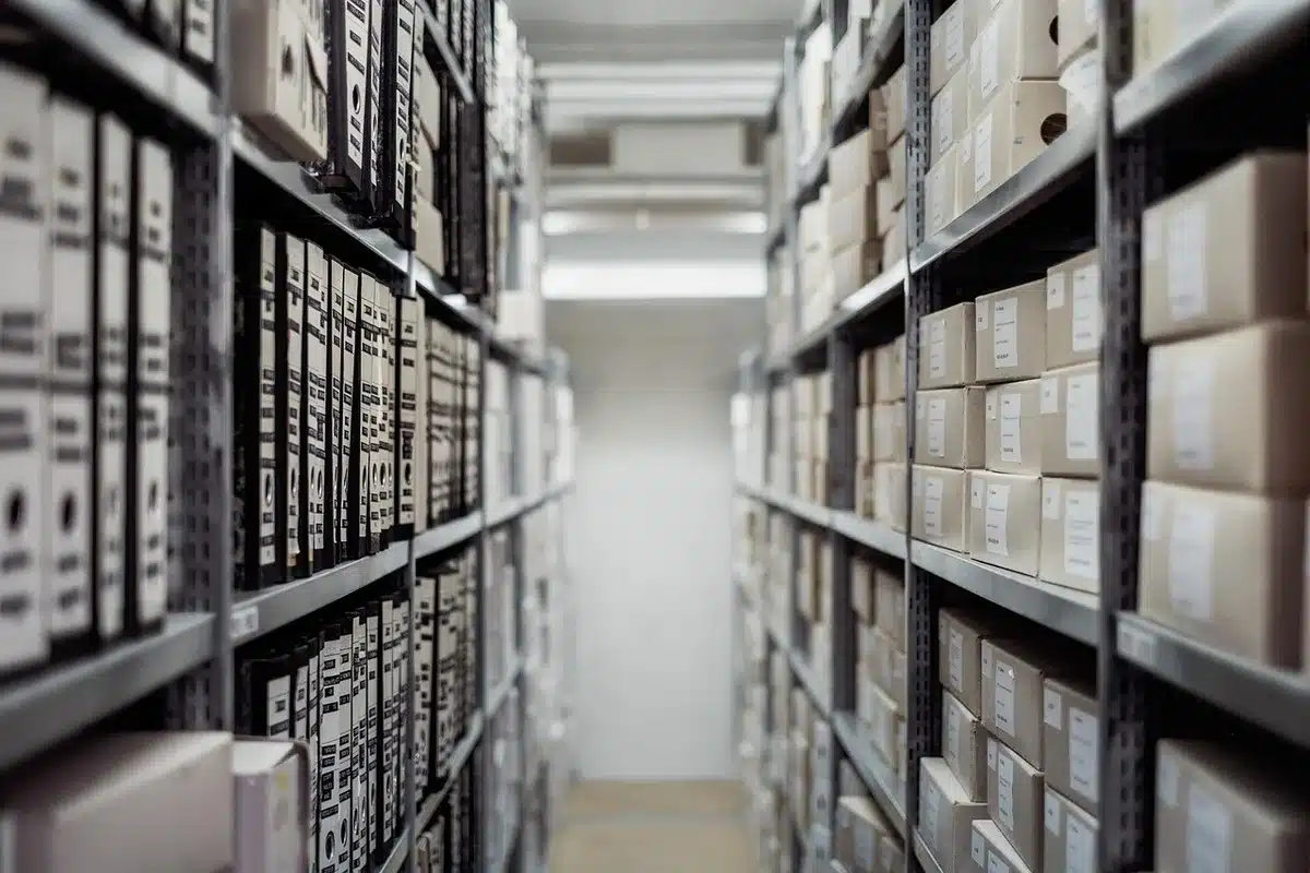 Atelier logistique en lumière du jour avec tri d'appareils et contenants