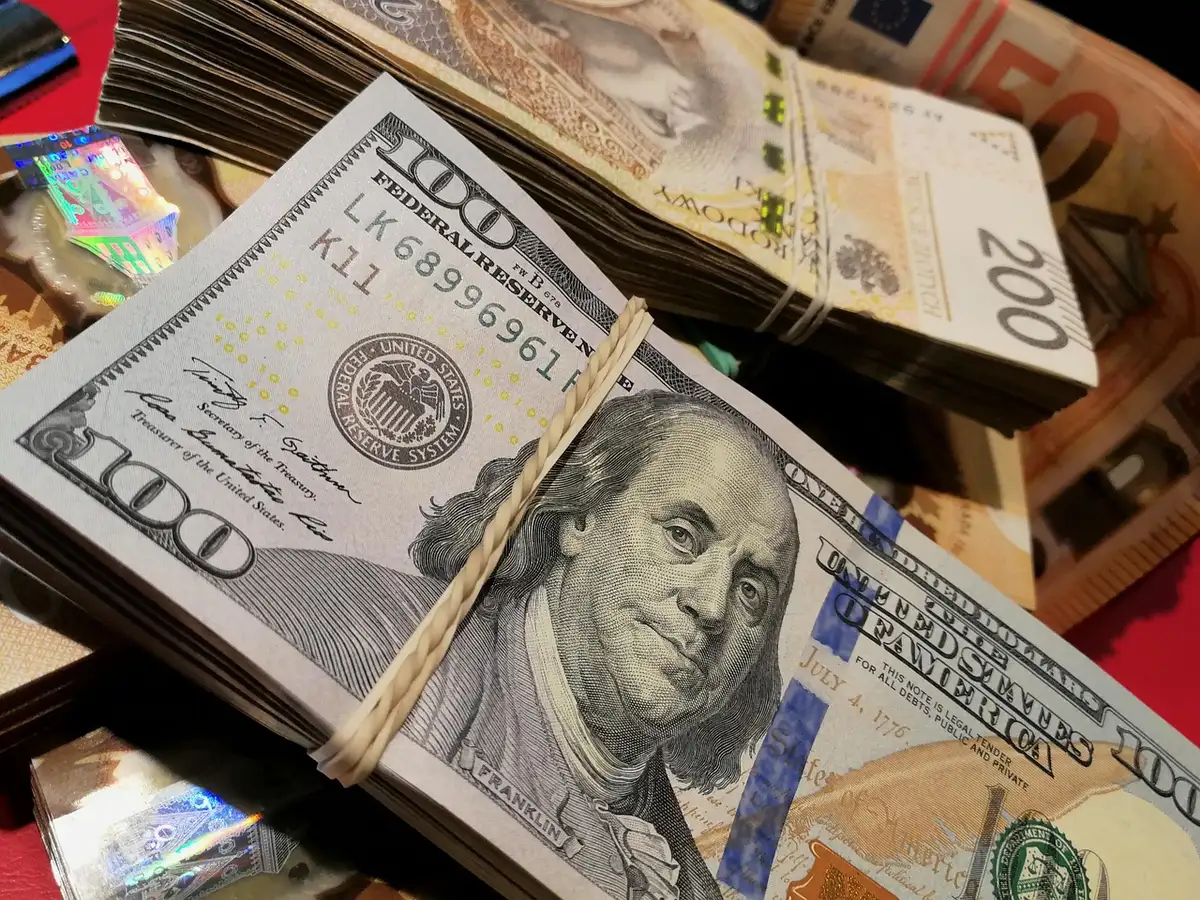 Dossier de prêt immobilier et documents bancaires sur un bureau
