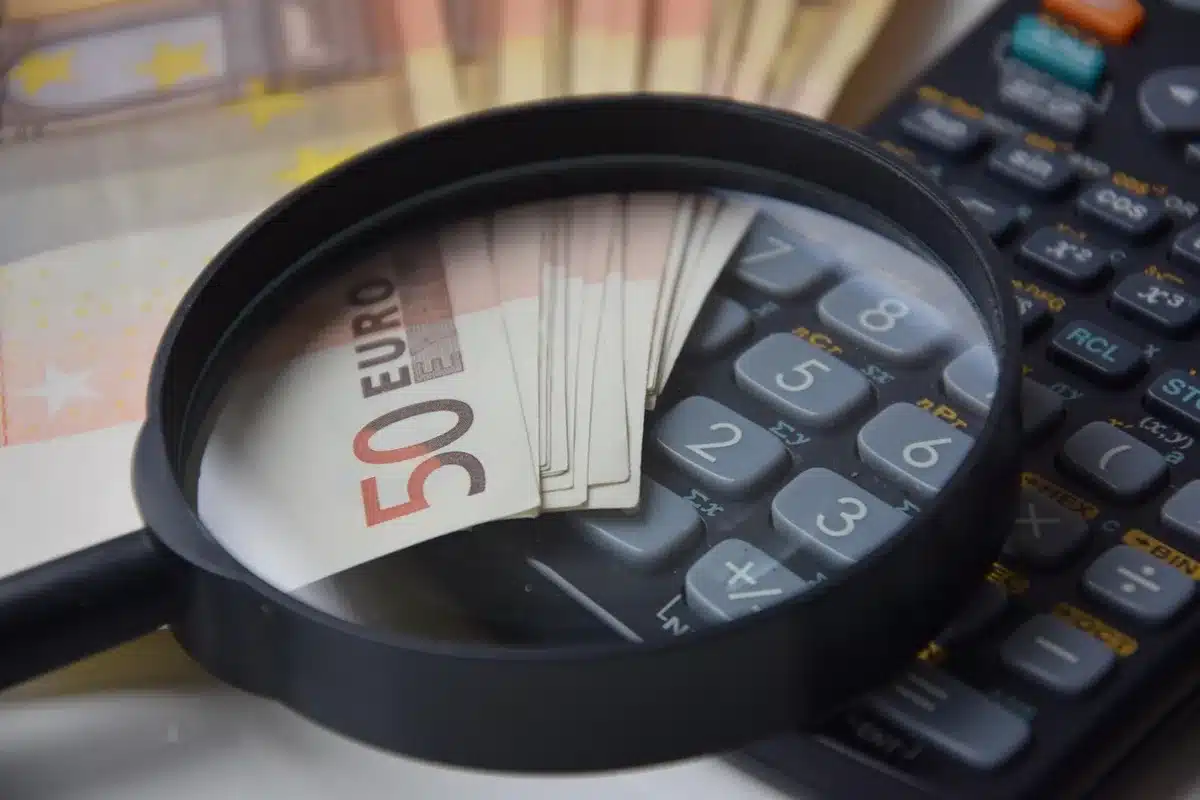 Calculatrice posée à côté d'un graphique de taux d'intérêt